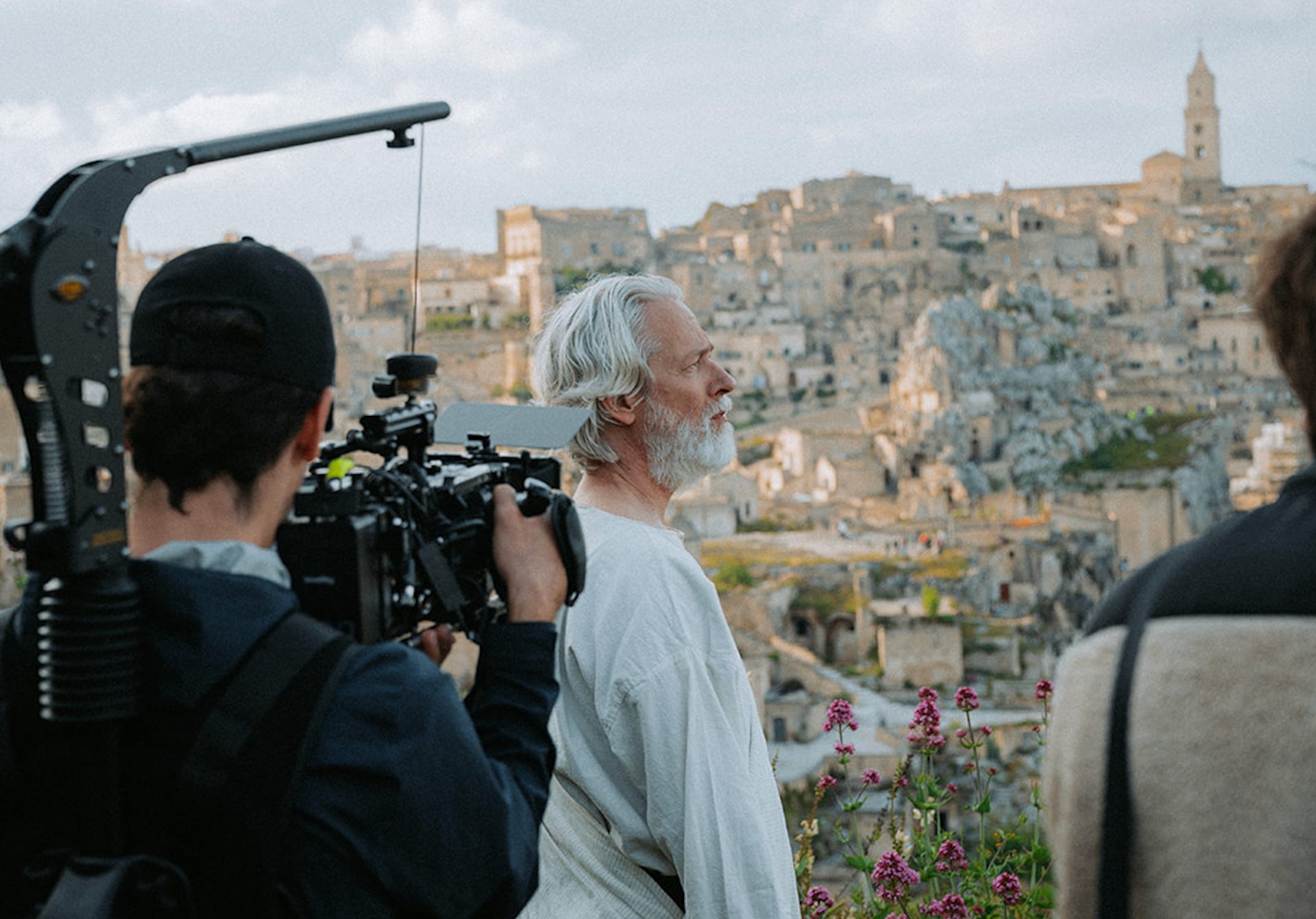 Am Set in Matera — Kamera filmt den Vater vor der Altstadt